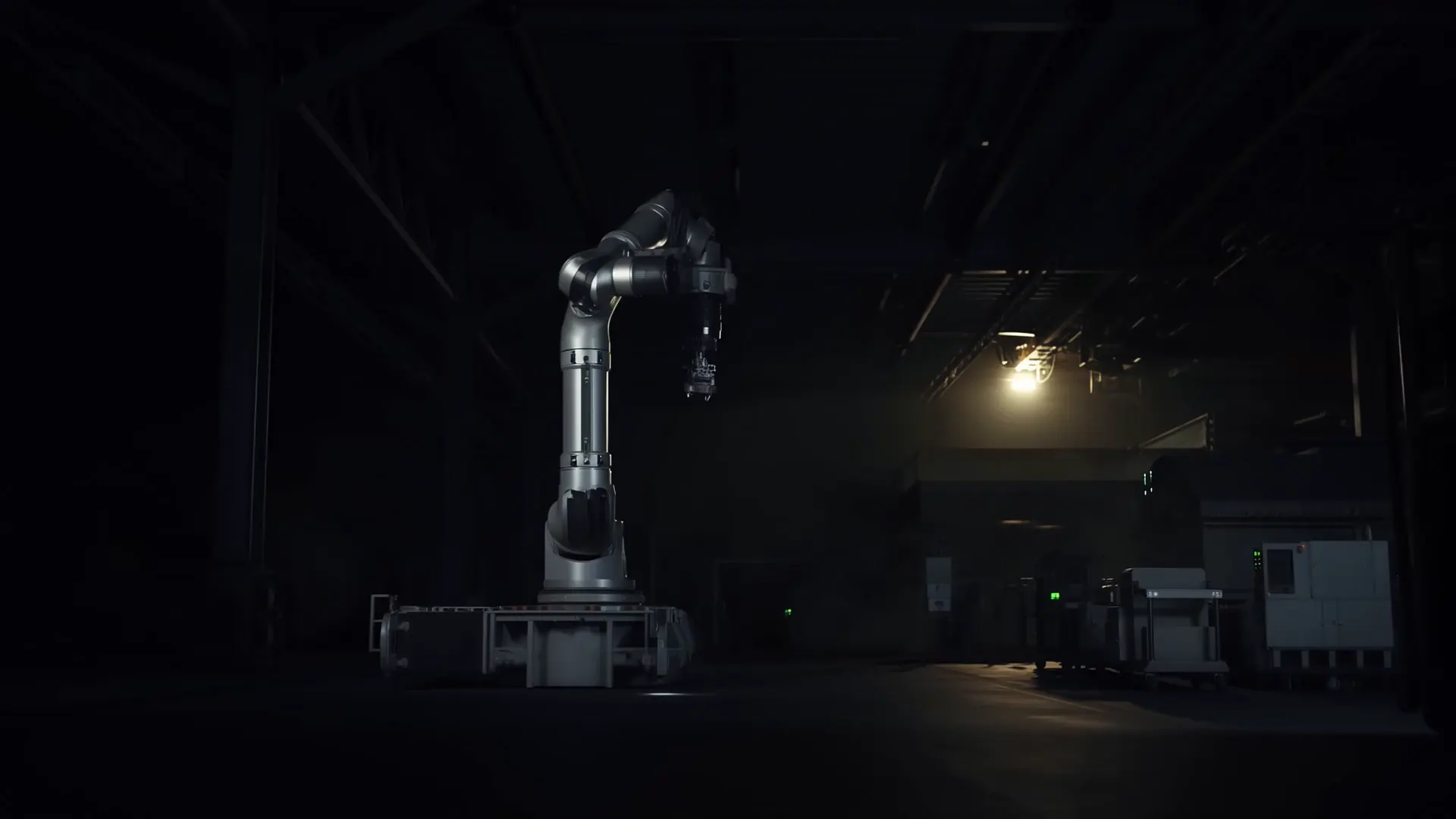 Un braccio robotico in una fabbrica, di notte
